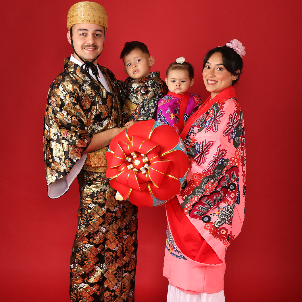 鮮やかな紅型で記念写真🌺